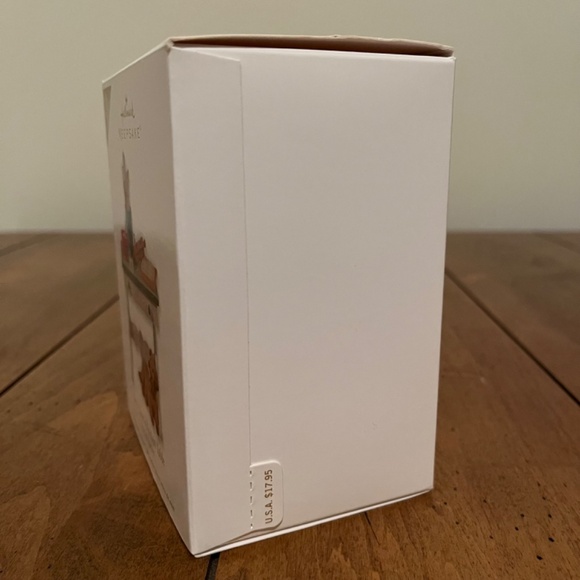 Hallmark Keepsake Mrs. Claus's Kitchen Table 2012 Limited Edition (REPAIRED) - Picture 3 of 14